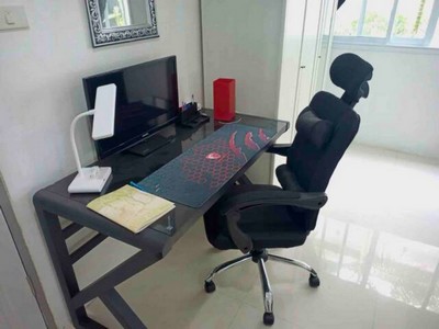 large Arc de Triomphe room in Villa Paris with computer desk and ergonomic chair 